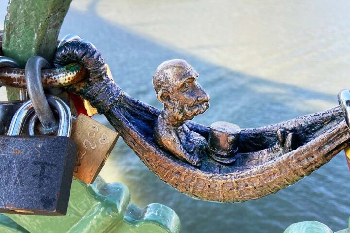 Kolodko mini-sculpture: Franz Joseph in a hammock